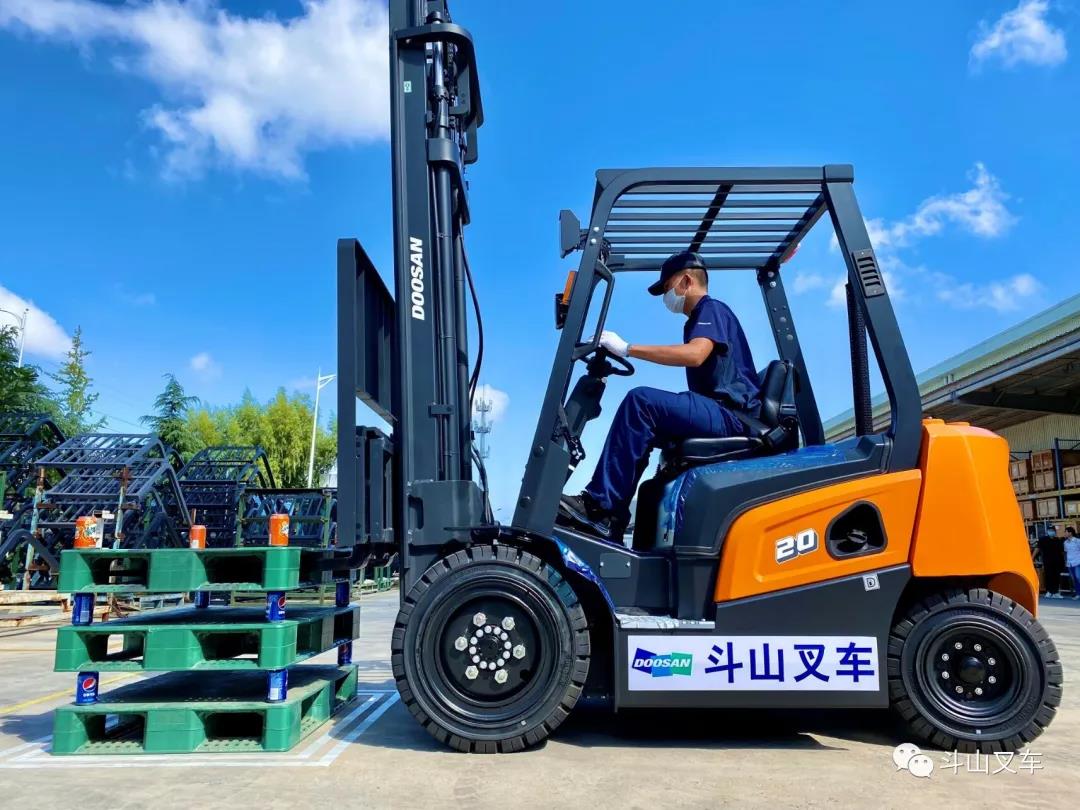 3.问个问题,集装箱里可以叠什么样的叉车?