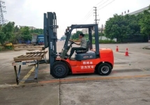 4.叉车冒蓝烟没有力量。发生了什么事?这与柴油有关吗?